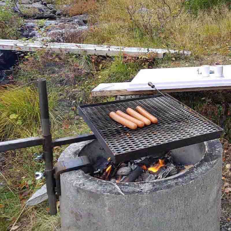 En cementring används som grill. Ett höj och sänkbart grillgaller är monterat med ett cementfäste på cementringens kant.